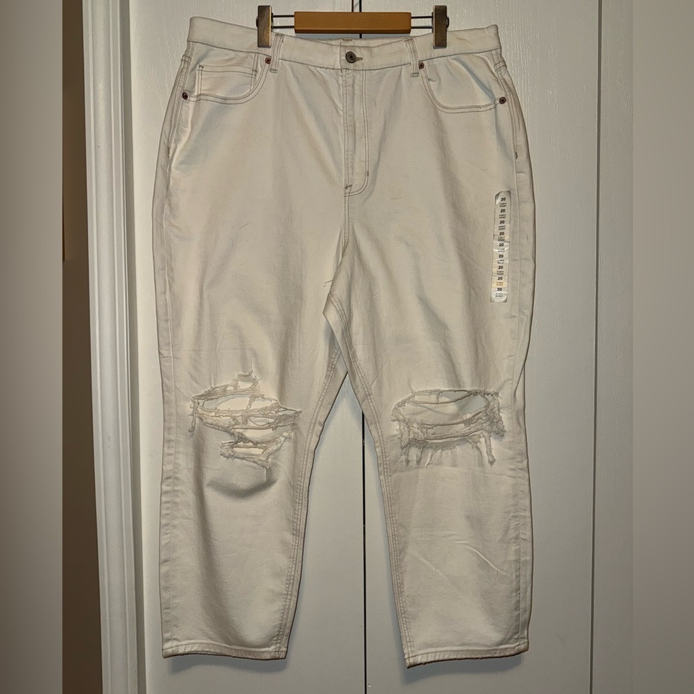 American Eagle Brand New Strigid Curvy Ripped Mom Jean